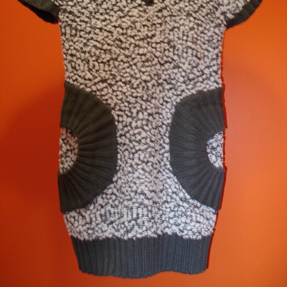 Knitted short-sleeve top with hoodie. Soft and comfortable. Fit and shaped hem. - Picture 2 of 6